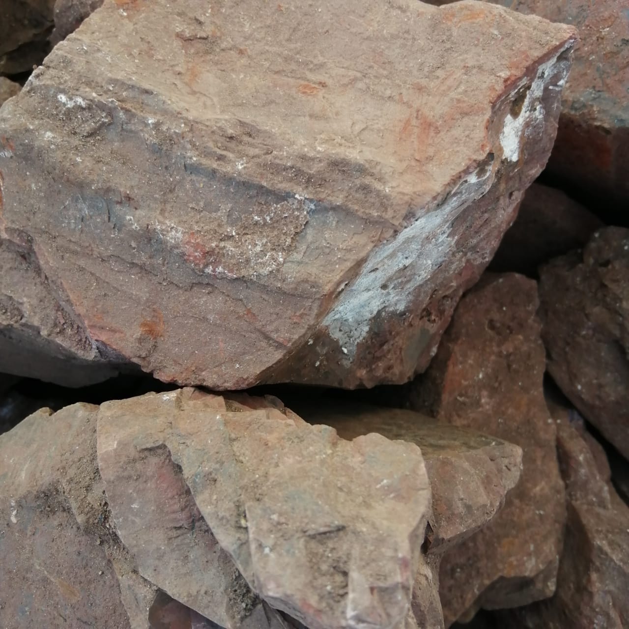 фото Яшма красная  (фр. 70-100 мм)  купить в Сочи в интернет-портале 