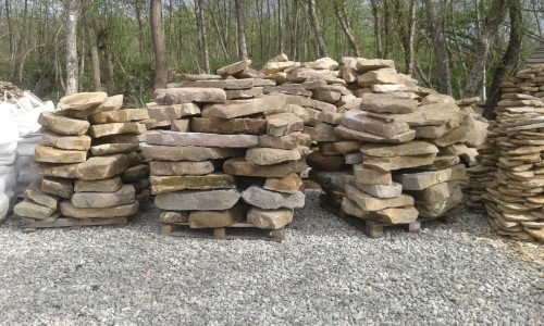 Песчаник плиты - плахи - пошаговые дорожки (фр. 70-150 мм)  купить  в Сочи песчаник серый бежевый желтый зеленый колотый песчаник строительный 6500 руб/т   фото 