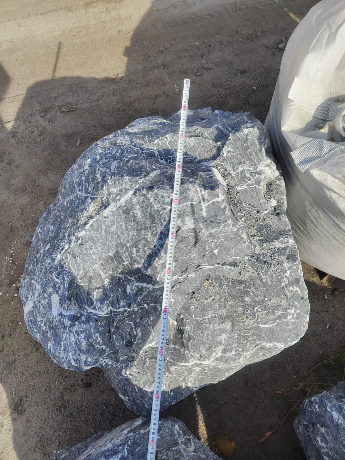  Черный мрамор скальник фр. 1000-1500 мм.  купить в Сочи мрамор черный белый серый крупный колотый валун ландшафтный 9000 руб/т   фото 