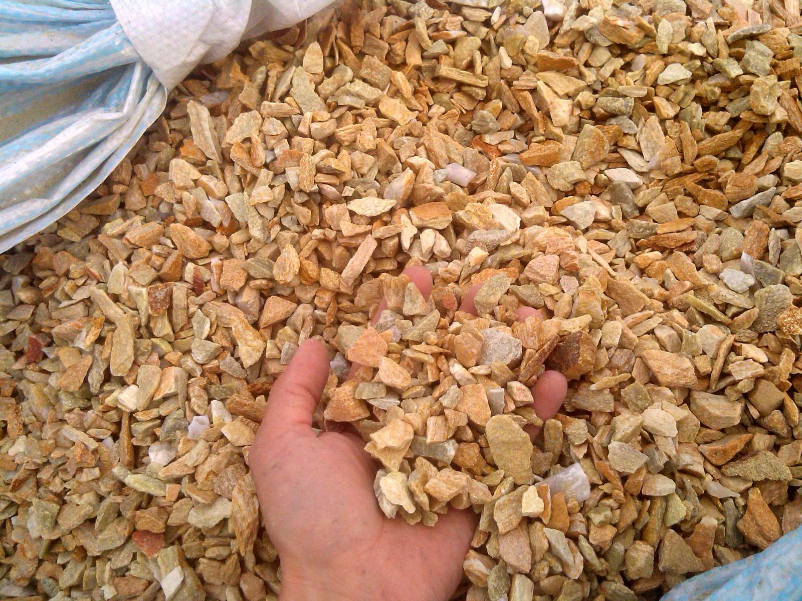  Щебень крошка желтый (ЗЛАТОЛИТ) фр. 20-40 мм.  купить  в Сочи златолит бежевый, золотистый, желтый декоративная каменная крошка 8 000 руб/т   фото 