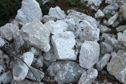  Мраморизированный известняк фр. 100-500 мм.  купить в Сочи известняк серый белый темно-серый сероватый валун природного образования окатанный 7 500 руб/т   фото 