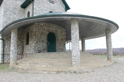 Kamenclub.ru: Галька речная плоская (бело-серая) фр. 100-200-300 мм. купить   в  Сочигалька речная плоская серый, белый, бело-серый, серо-белый речная галька плоская  6000 руб/т   фото КАМЕНЬ КЛУБ