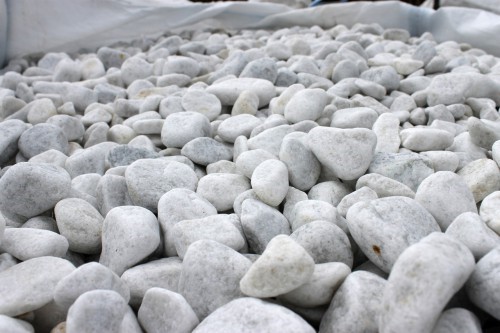  Галька белая мраморная (щебень галтованный белый), фр.20-40 мм.  купить  в Сочи мрамор белый бежевый молочный мраморный щебень декоративный 14500 руб/т   фото 