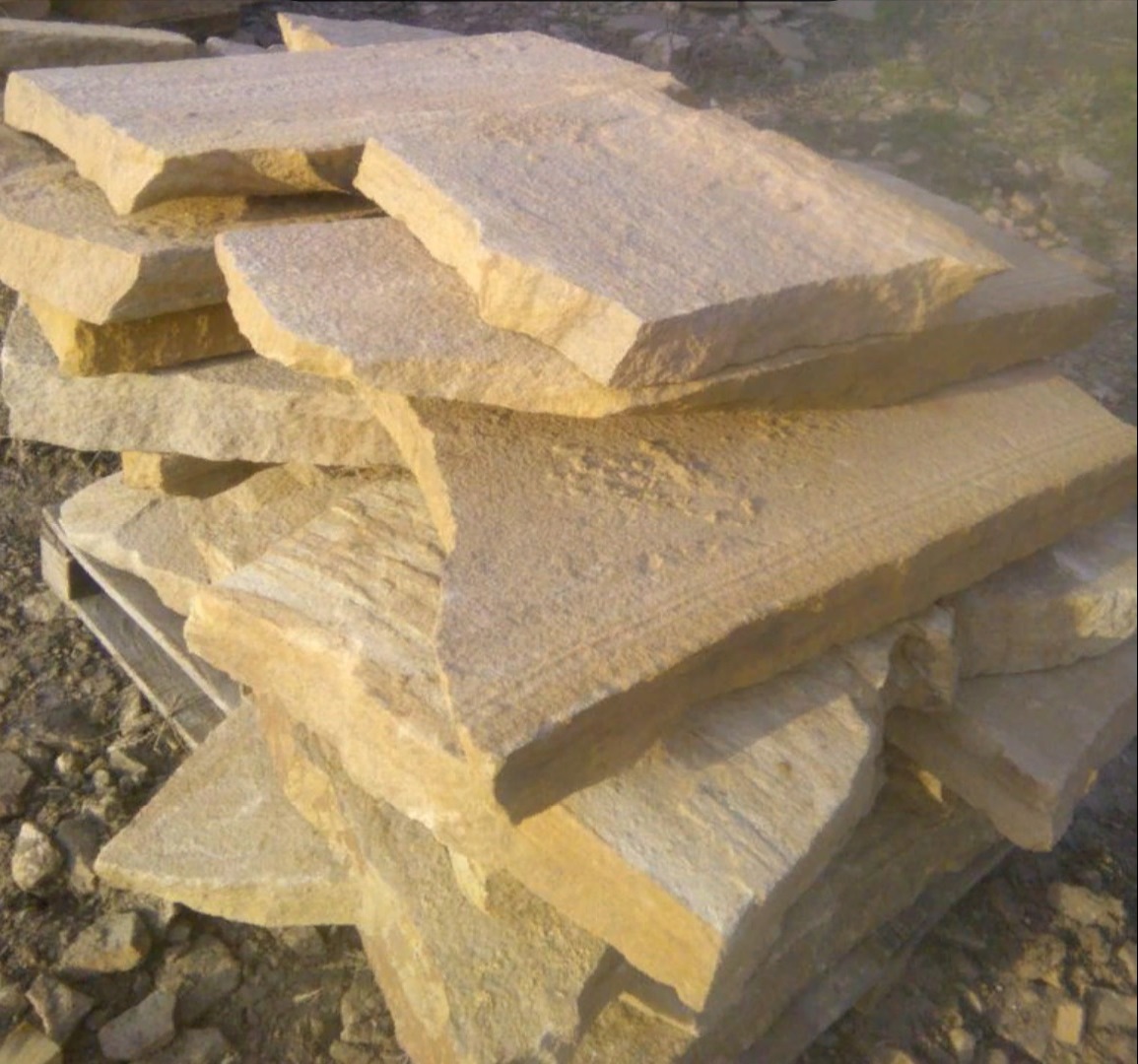 Форматный камень (плаха) пошаговая дорожка от 70-150 см (4 -12 см)  купить  в Сочи плитняк  форматный плаха желтый песчаник 9 000 руб/т   фото 
