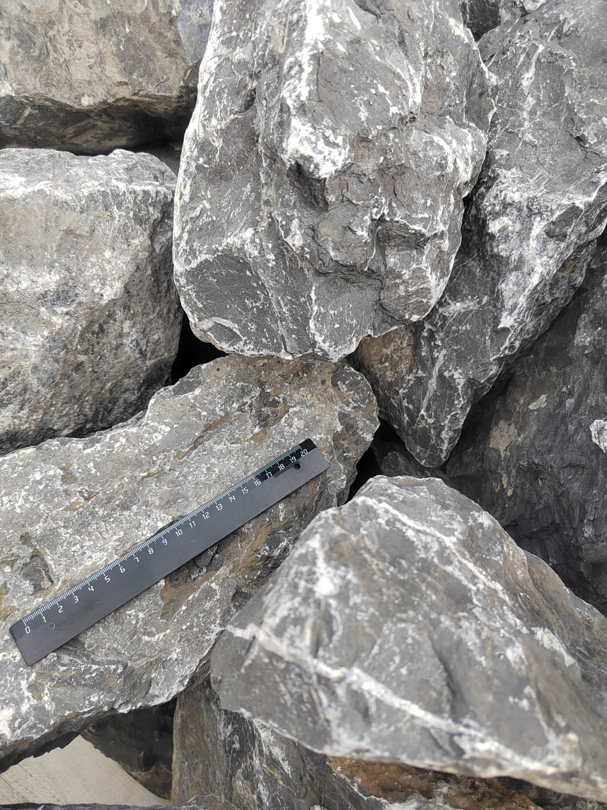  Черный мрамор скальник фр. 100-500 мм.  купить в Сочи мрамор черный белый серый крупный колотый валун ландшафтный 9000 руб/т   фото 