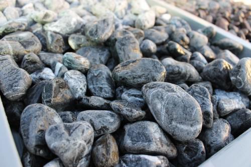  Черная галька (щебень галтованный черный мрамор) фр.20-40 мм.  купить  в Сочи мрамор черный с белыми прожилками мрамор окатанный округлый 13500 руб/т   фото 