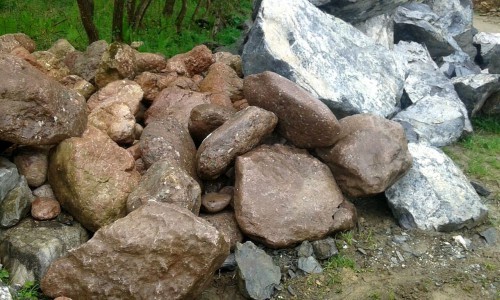  Конгломераты фр. 300-1000 мм.  купить в Сочи кварц мрамор диабаз коричневый, серый зеленоватый речной валун крупный 6500 руб/т   фото 