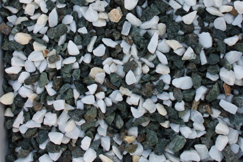  Мраморная крошка (щебень крошка микс: белый-зеленый) фр. 10-20 мм.  купить  в Сочи мрамор белый, зеленый каменная ландшафтная декоративная крошка щебня 9500 руб/т   фото 