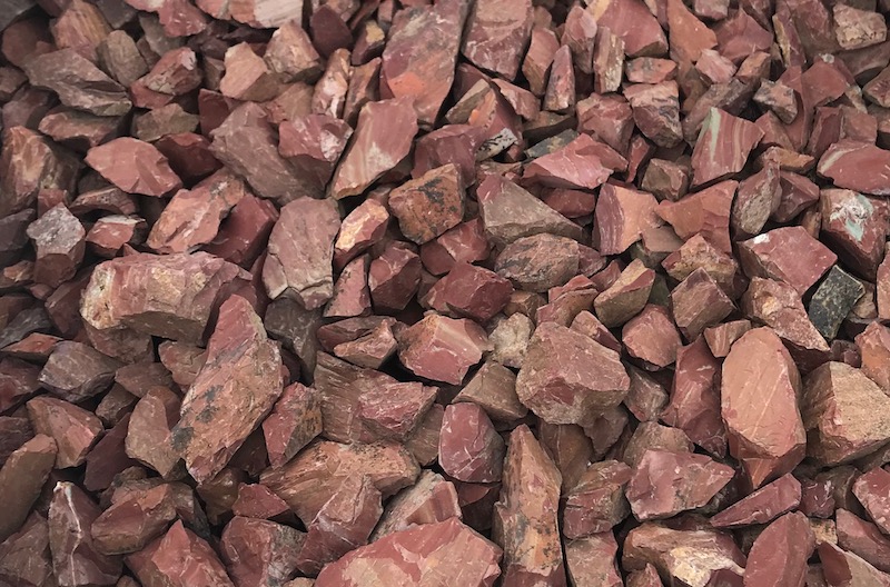  Щебень крошка красный (ЯШМА) фр. 20-40 мм.  купить  в Сочи яшма красный, бордовый декоративный ландшафтный щебень 6 600 руб/т   фото 
