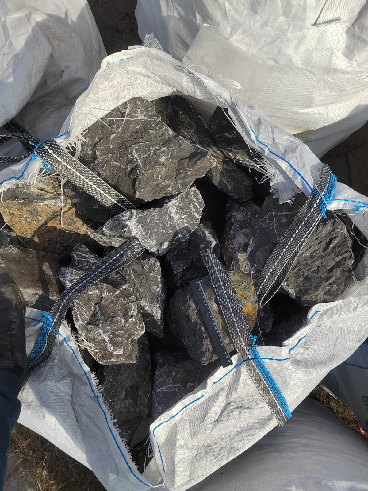  Черный мрамор скальник фр. 100-500 мм.  купить в Сочи мрамор черный белый серый крупный колотый валун ландшафтный 9000 руб/т   фото 