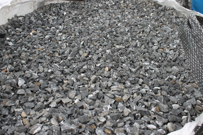  Щебень крошка черный (мрамор) фр. 20-40 мм.  купить  в Сочи мрамор черный с белыми прожилками мраморная каменная крошка 9000 руб/т   фото 