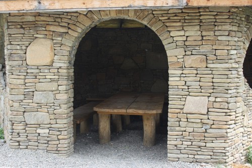  Песчаник для строительства и кладки блочный (фр 100-200 мм)  купить  в Сочи песчаник бежевый серый рыжий валун мелкий для строительства песчаник 6500 руб/т   фото 