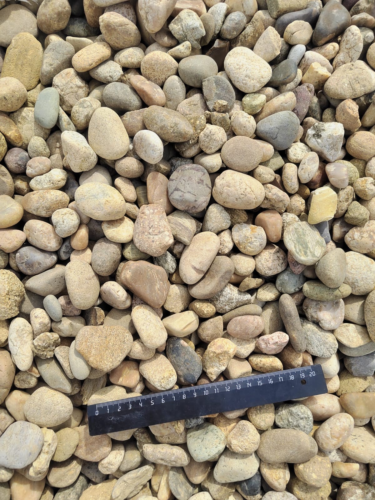  Галька речная окат рыжая фр. 20-40 мм. купить   в Сочи галька речная окатанная рыжая желтая серая округлая речная галька 4000 руб/т   фото 