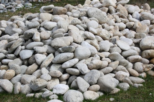  Бело-серый валунчик фр.100-300 мм.  купить в Сочи крупный камень для ландшафта серый, белый бело-серый валун крупная галька 4500 руб/т   фото 