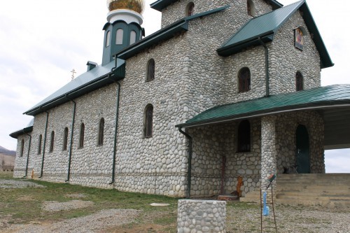 Kamenclub.ru: Галька речная плоская (бело-серая) фр. 100-200-300 мм. купить   в  Сочигалька речная плоская серый, белый, бело-серый, серо-белый речная галька плоская  6000 руб/т   фото КАМЕНЬ КЛУБ