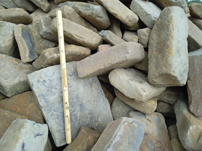 Песчаник для мощения дорожек, площадок, парковок ( фр 5-10 см)  купить  в Сочи песчаник  серый желтый коричневый рыжий песчаник оголтованный окатанный 6500 руб/т   фото 
