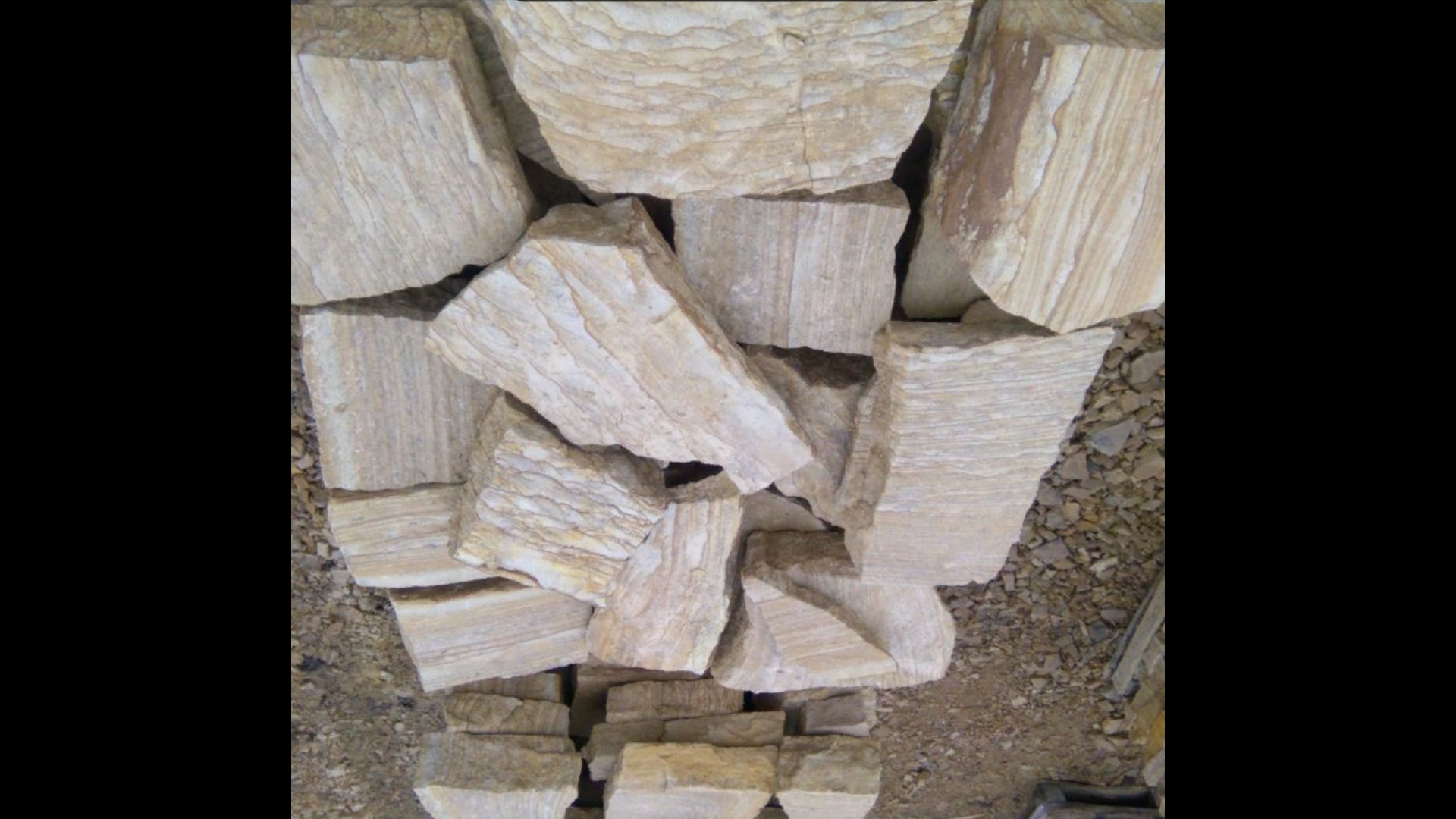 Песчаник пластушка желтый с рисунком (4-6 см)  купить  в Сочи плитняк пластушка желтый с рисунком песчаник 9 000 руб/м3   фото 