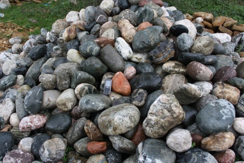  Ландшафтные валунчики фр.100-500 мм.  купить в Сочи крупный природный камень серый, темно-серый, светло-серый речной валун крупный 4800 руб/т   фото 