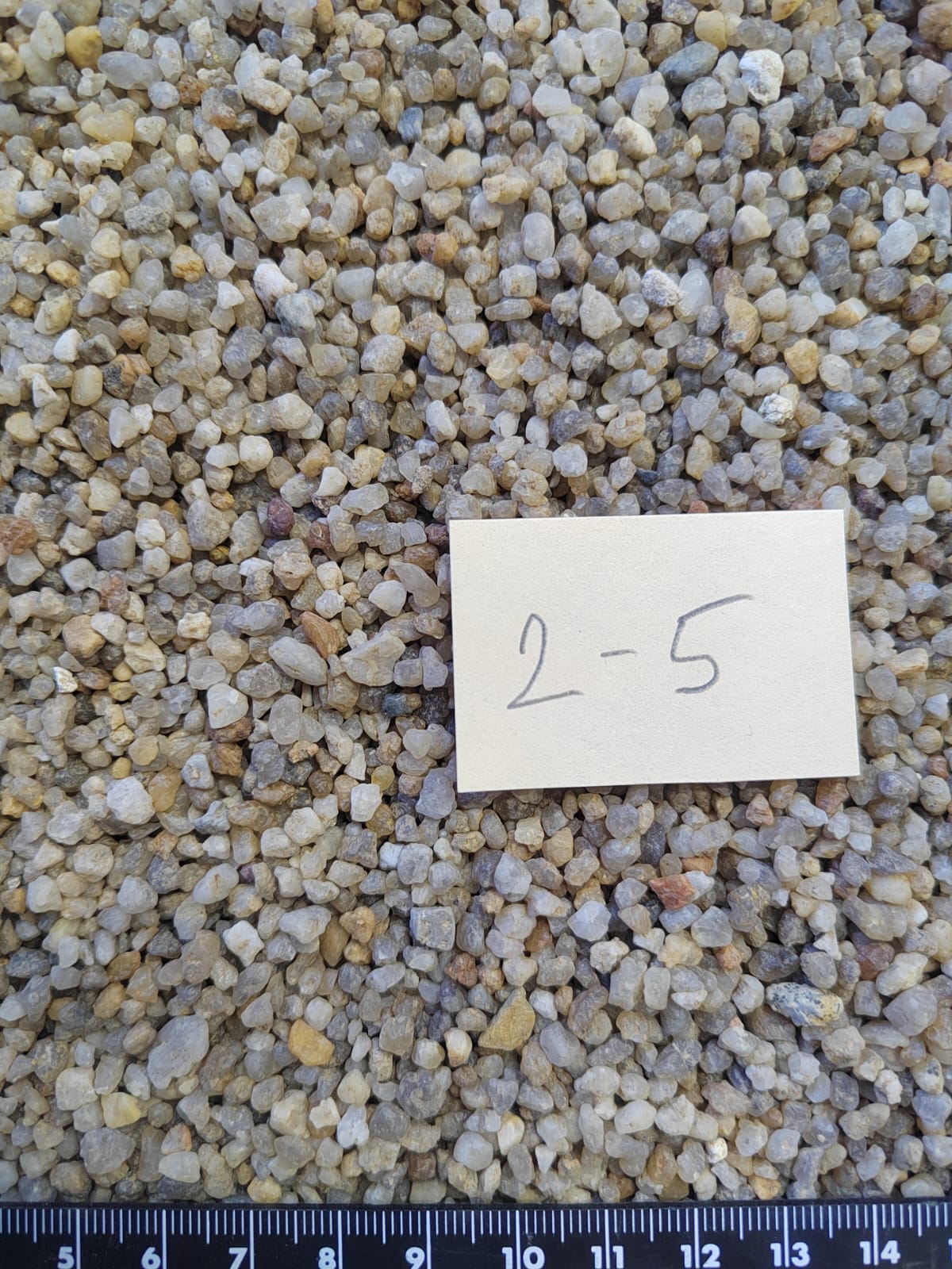 Кварцевый песок для площадок фр. 2-5 мм.  купить в Сочи фото 