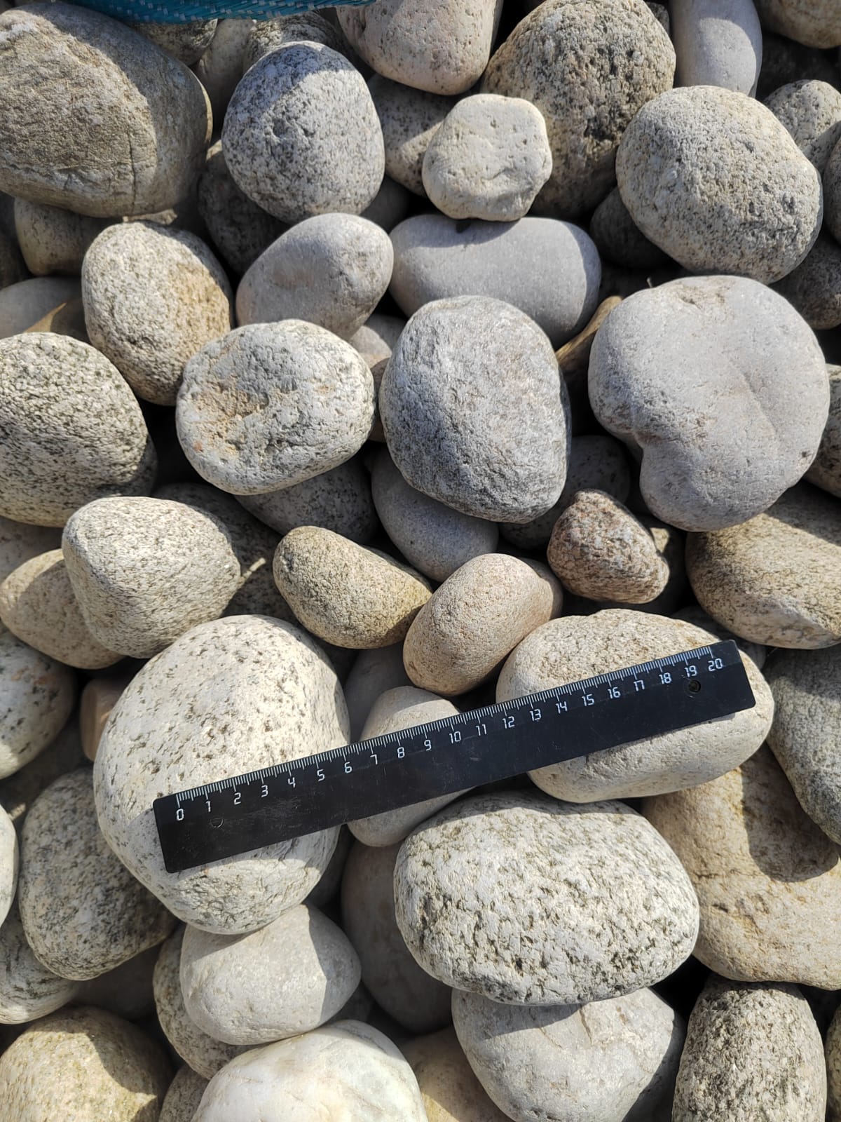  Галька речная окат (серо-белая) фр. 70-120 мм купить   в Сочи галька галечник бело-серая, серо-белая, серая, белая речная природная галька  5500 руб/т   фото 