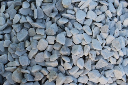  Галька белая мраморная (щебень галтованный белый), фр.20-40 мм.  купить  в Сочи мрамор белый бежевый молочный мраморный щебень декоративный 14500 руб/т   фото 