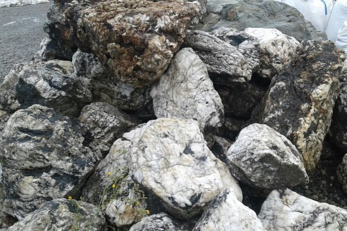  Черный гранит - кварцит фр. 100-500 мм.  купить в Сочи мрамор гранит черный с белыми прожилками, серый, белый валун скальный колотый 7000 руб/т   фото 