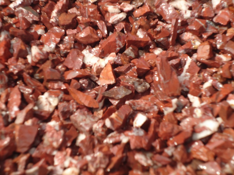  Щебень крошка красный (ЯШМА) фр. 20-40 мм.  купить  в Сочи яшма красный, бордовый декоративный ландшафтный щебень 6 600 руб/т   фото 