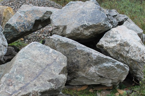  Змеевик скальник фр. 500-1500 мм.  купить в Сочи змеевик зеленый серый черный глыба скальная колотая 7500 руб/т   фото 