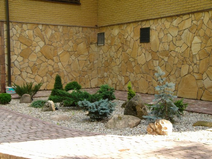  Песчаник пластушка желтый с разводом под дерево (2 см)  купить  в Сочи плитняк желтый с разводами, желтый, рыжий, серый песчаник пластушка рваная ландшафтная 11 000 руб/м3   фото 