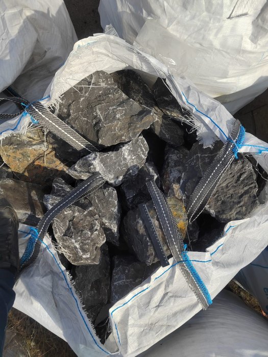 Черный мрамор скальник фр. 100-500 мм.  купить в Сочи мрамор черный белый серый крупный колотый валун ландшафтный 9000 руб/т   фото 