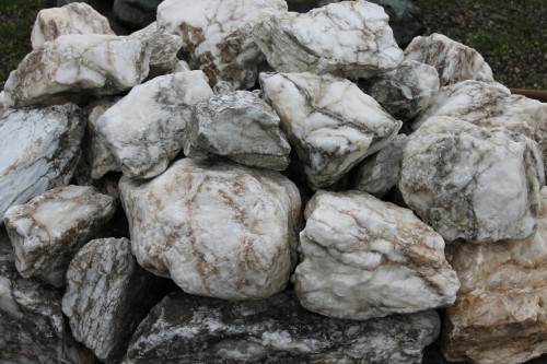 Мраморизированный известняк фр. 100-500 мм.  купить в Сочи известняк серый белый темно-серый сероватый валун природного образования окатанный 7 500 руб/т   фото 