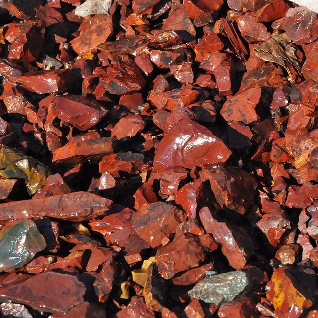  Щебень крошка красный (ЯШМА) фр. 10-20 мм.  купить  в Сочи яшма красный, бордовый, оранжевый, рыжий декоративный каменный ландшафтный щебень колотый 6 600 руб/т   фото 