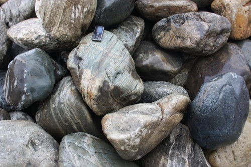  Речной валун Кабанчик фр.300-500 мм.  купить в Сочи крупный природный камень галька серый, темно-серый речной валун галечник масштабный 7000 руб/т   фото 