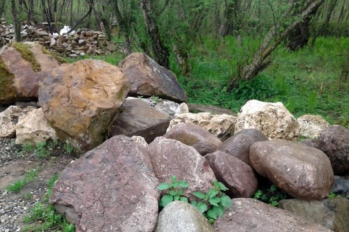  Конгломераты фр. 300-1000 мм.  купить в Сочи кварц мрамор диабаз коричневый, серый зеленоватый речной валун крупный 6500 руб/т   фото 