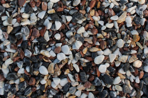 Микс мраморной гальки (щебень галтованный микс:белый-черный-розовый-медовый) фр.10-20 мм.  купить  в Сочи мрамор белый, медовый, черный, розовый мраморный декоративный ландшафтный окатанный округлый галтованный щебень 14500 руб/т   фото 
