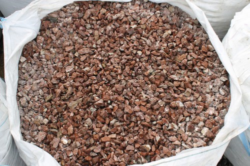  Мраморная крошка (щебень крошка розовый) фр. 20-40 мм.  купить  в Сочи мрамор розовый, красный мраморная крошка декоративная 7700 руб/т   фото 