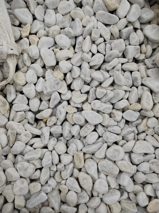 Белая галька мраморная (щебень галтованный белый) фр.40-70 мм.  купить  в Сочи мрамор белый молочный айвори окатанный округлый природный камень 15000 руб/т   фото 