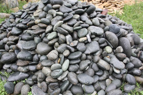  Темно-серый валунчик фр.100-300 мм.  купить в Сочи крупный природный камень серый, темно-серый, светло-серый речная галька большого размера окатанная 4500 руб/т   фото 