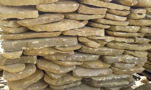 Песчаник колотый для облицовки (фр. 2-3 см)  купить  в Сочи песчаник бежевый серый рыжий песчаник строительный 5000 руб/т   фото 