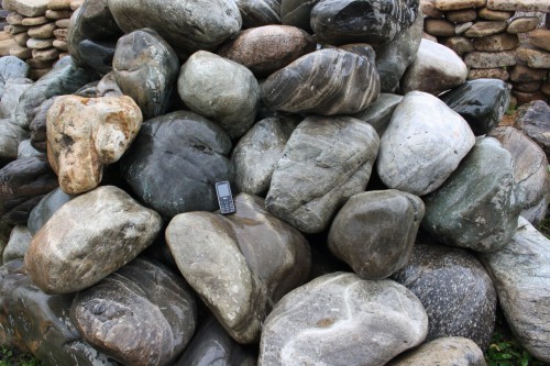  Речной валун Кабанчик фр.300-500 мм.  купить в Сочи крупный природный камень галька серый, темно-серый речной валун галечник масштабный 7000 руб/т   фото 