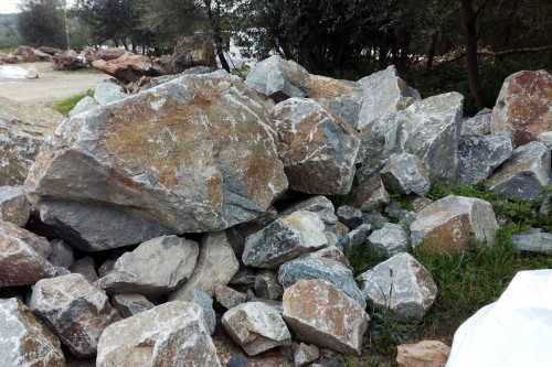 Гранит скальник (серо-зеленый) фр. 500-1500 мм.  купить в Сочи гранит мрамор  серый зеленый темно-серый глыба скальная колотая ландшафтная 7 500 руб/т   фото 