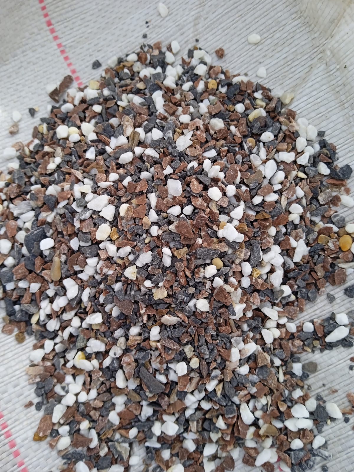  Мраморная галька (щебень галтованный микс:белый-черный-розовый-медовый) фр.5-10 мм.  купить  в Сочи мрамор белый, медовый, черный, розовый мраморный галтованный щебень декоративный ландшафтный 14500 руб/т   фото 