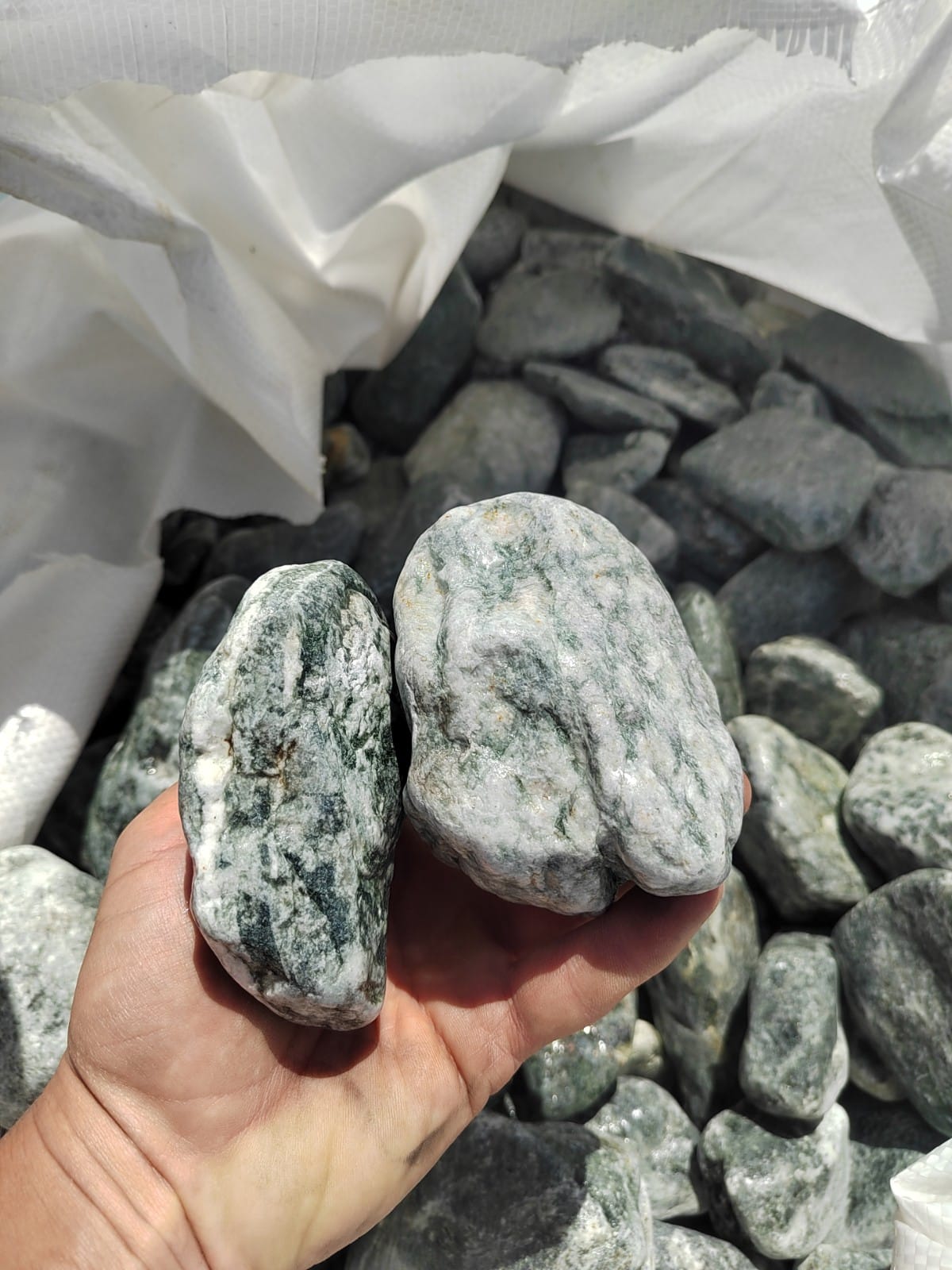 фото Галтованный жадеит (фр. 70-100 мм)  купить в Сочи в интернет-портале 