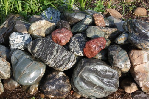 Ландшафтные валунчики фр.100-500 мм.  купить в Сочи крупный природный камень серый, темно-серый, светло-серый речной валун крупный 4800 руб/т   фото 