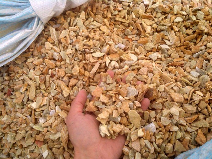  Щебень крошка желтый (ЗЛАТОЛИТ) фр. 20-40 мм.  купить  в Сочи златолит бежевый, золотистый, желтый декоративная каменная крошка 8 000 руб/т   фото 