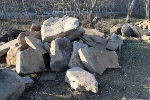 Песчаник плиты - плахи - пошаговые дорожки (фр. 70-150 мм)  купить  в Сочи песчаник серый бежевый желтый зеленый колотый песчаник строительный 6500 руб/т   фото 