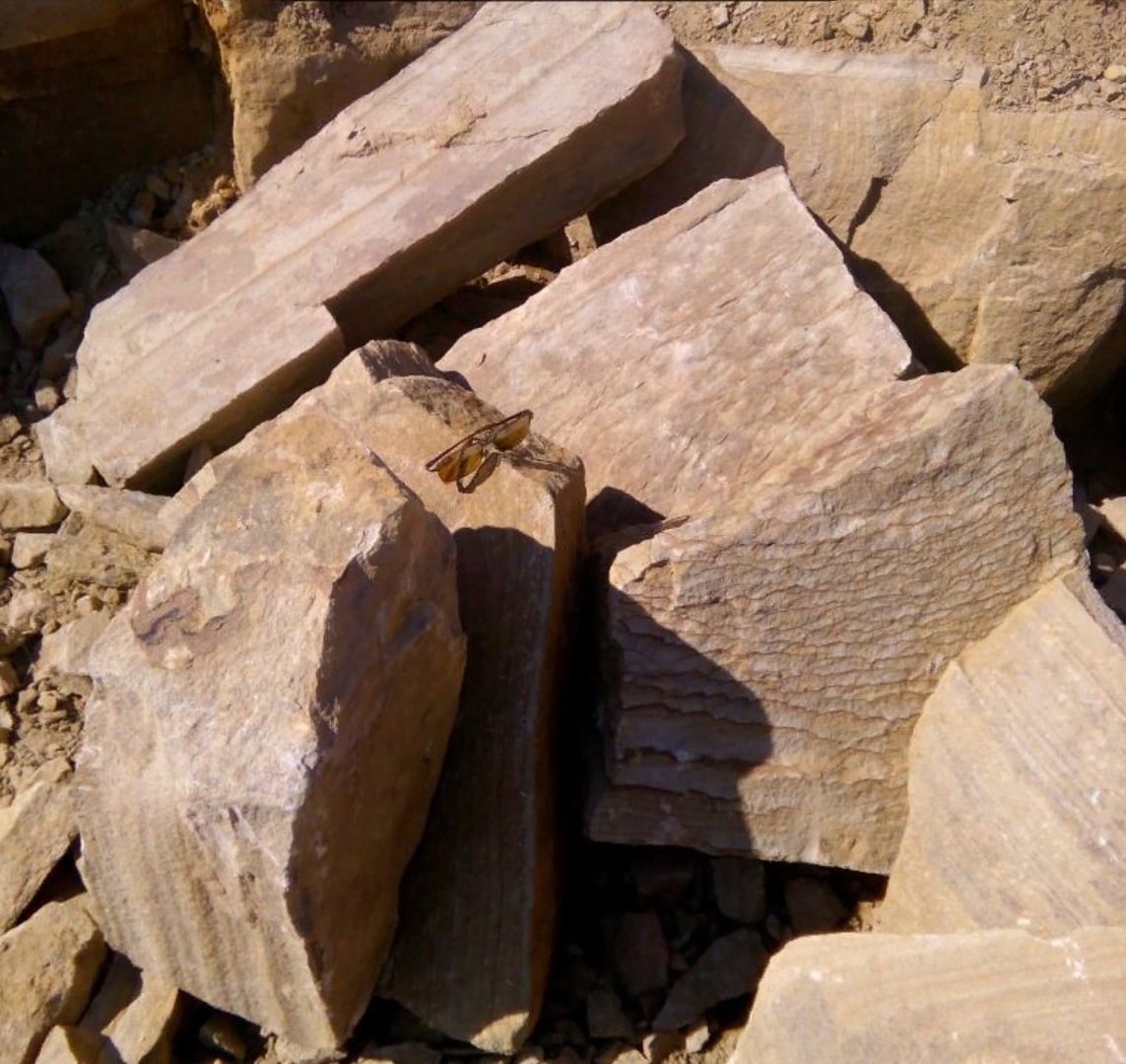 Песчаник пластушка желтый с рисунком (7-15 см)  купить  в Сочи плитняк - пластушка - бут желтый песчаник 8 000 руб/м3   фото 