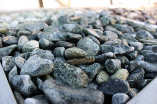  Зеленая галька (щебень галтованный зеленый змеевик) фр. 20-40 мм.  купить  в Сочи мрамор зеленый, салатовый оголтованный щебень мраморный 12 500 руб/т   фото 