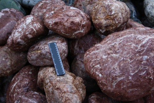  Розовый валунчик фр.100-300 мм.  купить в Сочи крупный природный камень розовый, серый молочный красный речной галечник природный 7850 руб/т   фото 