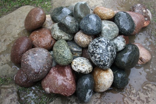  Галька окат (цветная картошка) фр. 50-100 мм. купить   в Сочи галька природная окатанная серый белый цветной синий темно-серый коричневый округлый галечник окатанный 4500 руб/т   фото 